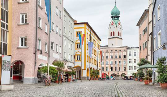 Historische Altstadt von Rosenheim mit charakteristischem grünem Kirchturm und bayerischer Architektur